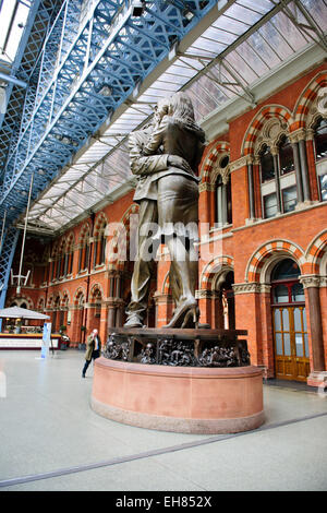 Paul-Tage sculpture'The treffen place'in Bronze mit 3d Bronze Plaketten am Fuß des Statue.St Pancras umgebaut Station, London, UK Stockfoto