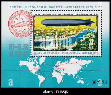 Ungarn - CIRCA 1977: Briefmarke gedruckt in Ungarn zeigt Zeppelin Luftschiff über Budapest im Jahre 1931, ca. 1977 Stockfoto