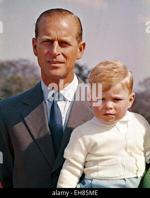 Prinz PHILIP mit Prinz Charles über 1950 Stockfoto
