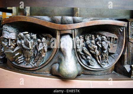 Paul-Tage sculpture'The treffen place'in Bronze mit 3d Bronze Plaketten am Fuß des Statue.St Pancras umgebaut Station, London, UK Stockfoto