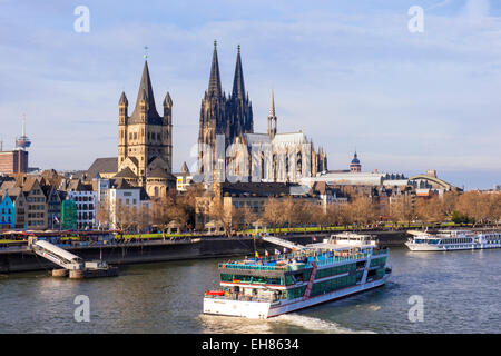 Große Kirche von Saint-Martin und Kölner Dom, Köln (Köln), Nordrhein Westfalen, Deutschland, Europa Stockfoto