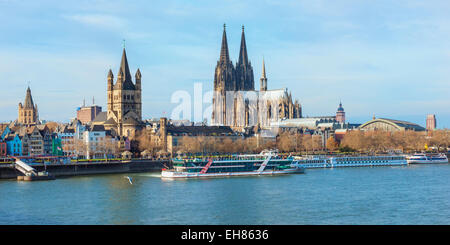 Große Kirche von Saint-Martin und Kölner Dom, Köln (Köln), Nordrhein Westfalen, Deutschland, Europa Stockfoto