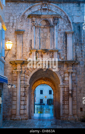 Landtor bei Einbruch der Dunkelheit beleuchtet, Stari Grad (alte Stadt), Stadt Korcula, Korcula, Dalmatien, Kroatien, Europa Stockfoto