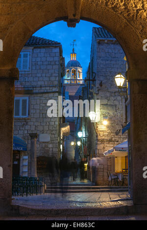 Glockenturm der St. Marko und Landtor bei Einbruch der Dunkelheit beleuchtet, Korcula Town, Korcula, Dalmatien, Kroatien, Europa Stockfoto