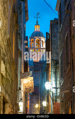 St. Marko Glockenturm bei Einbruch der Dunkelheit beleuchtet, Stari Grad (alte Stadt), Stadt Korcula, Korcula, Dalmatien, Kroatien, Europa Stockfoto