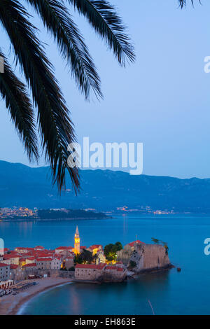 Erhöhten Blick auf Budva malerischen Stari Grad (alte Stadt) beleuchtet in der Abenddämmerung, Budva, Montenegro, Europa Stockfoto