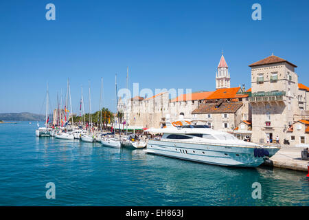 Trogir historische Stari Grad (alte Stadt) Mauern und Hafen, Trogir, Dalmatien, Kroatien, Europa Stockfoto