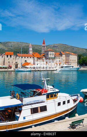 Trogir historische Stari Grad (alte Stadt) Mauern und Hafen, Trogir, Dalmatien, Kroatien, Europa Stockfoto