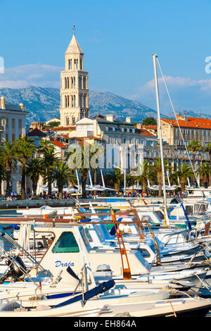 St. Domnius Cathedral Glockenturm und malerischen Hafen, Europa, Zentral Dalmatien, Kroatien, Split, Stari Grad (Altstadt) Stockfoto
