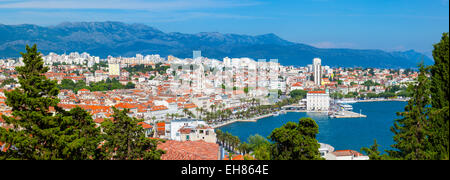 Erhöhten Blick über malerische Stari Grad Split und den Hafen, Split, Dalmatien, Kroatien, Europa Stockfoto