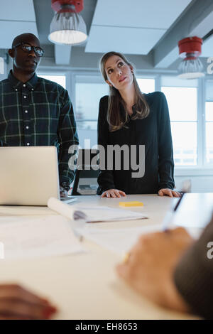 Geschäftsleute während einer Sitzung an einem Tisch im Büro. Vielfältigen Team von young Professionals arbeiten an neuen Business-Plan. Stockfoto