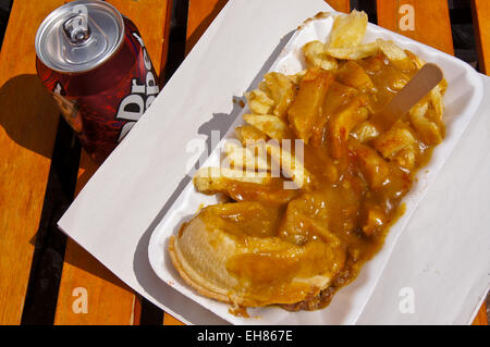 Fleischpastete und Chips mit Curry-Sauce und eine Dose Dr Pepper Getränk, Kingston upon Hull East Riding, Yorkshire, England Stockfoto