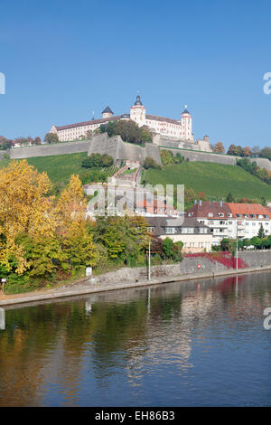 Blick über den Main, Festung Marienberg im Herbst, Würzburg, Franken, Bayern, Deutschland, Europa Stockfoto