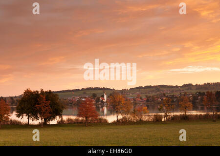 Sonnenaufgang am Riegsee See mit Riegsee Dorf, Pfaffenwinkel, Thuringia Land, obere Bayern, Bayern, Deutschland, Europa Stockfoto