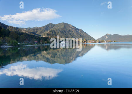 Walchensee-Dorf, Mountainbike-Jochberg und Herzogstand Berg reflektiert in Walchensee-See, Bayerische Alpen, Deutschland Stockfoto