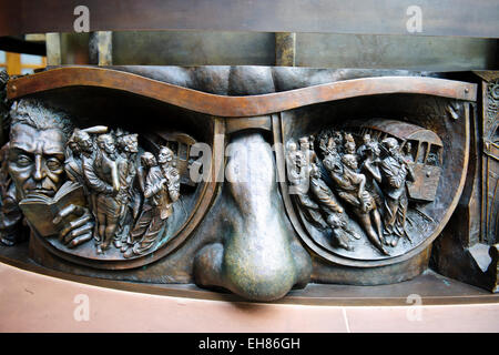 Paul-Tage sculpture'The treffen place'in Bronze mit 3d Bronze Plaketten am Fuß des Statue.St Pancras umgebaut Station, London, UK Stockfoto