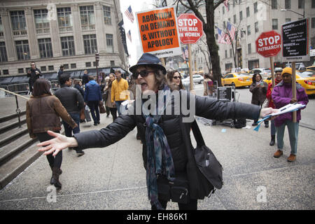 New York, USA. 8. März 2015. Frauen und Männer marschierten durch Midtown Manhattan mit abwechslungsreichen Nachrichten mit einem Schwerpunktthema; dass Frauenrechte Menschenrechte gleich. Bildnachweis: David Grossman/Alamy Live-Nachrichten Stockfoto