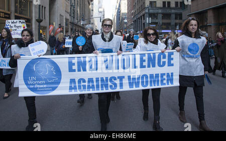 New York, USA. 8. März 2015. Frauen und Männer marschierten durch Midtown Manhattan mit abwechslungsreichen Nachrichten mit einem Schwerpunktthema; dass Frauenrechte Menschenrechte gleich. Bildnachweis: David Grossman/Alamy Live-Nachrichten Stockfoto
