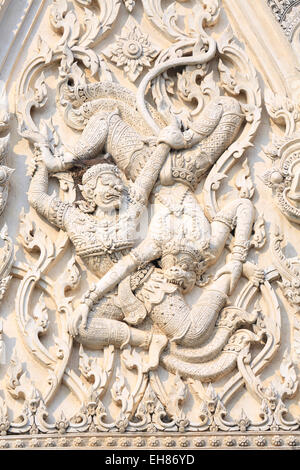 Detail der Kampf gegen Dämonen auf Khmer-Stil-Wat Mahathat Worawihan-Tempel in Phetchaburi, Thailand, Südostasien, Asien Stockfoto