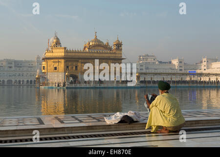 Sikh-Pilger auf dem Harmandir Sahib (The Golden Temple), Amritsar, Punjab, Indien, Asien Stockfoto