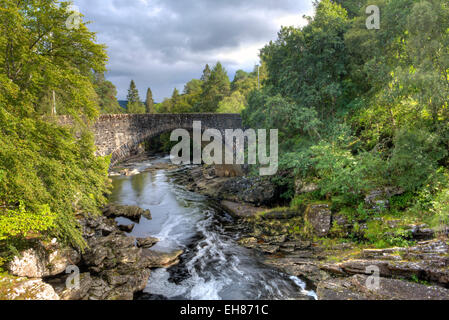 Thomas Telford Bridge und die Invermoriston Wasserfälle und Fluss an den Ufern des Loch Ness, Schottland, Vereinigtes Königreich, Europa Stockfoto