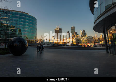 Die öffentliche Freifläche von London City Hall. Stockfoto