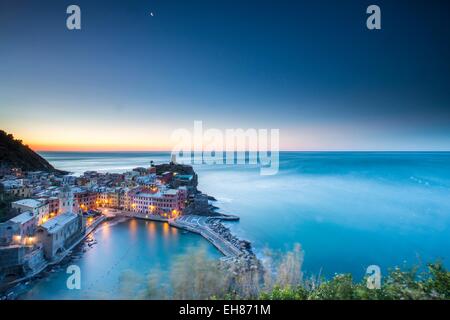 Die blaue Stunde in Vernazza, eines der vielen kleinen Dörfer im Nationalpark Cinque Terre, UNESCO, Ligurien, Italien Stockfoto