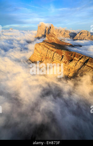 Die Profile von den Zinnen der Geisler-Gruppe in den Dolomiten aus dem Nebel bei Sonnenuntergang, Südtirol, Italien, Europa Stockfoto