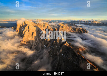 Die Zinnen der Geisler Gruppe (Geisler) aus dem Nebel, Dolomiten, Südtirol, Italien, Europa Stockfoto