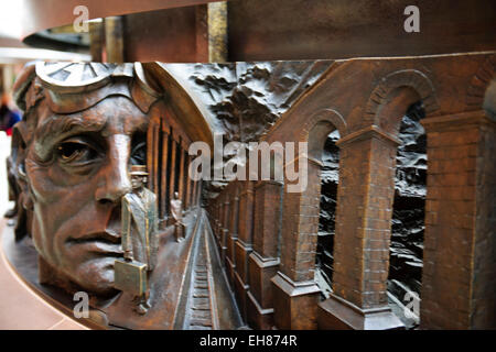 Paul-Tage sculpture'The treffen place'in Bronze mit 3d Bronze Plaketten am Fuß des Statue.St Pancras umgebaut Station, London, UK Stockfoto