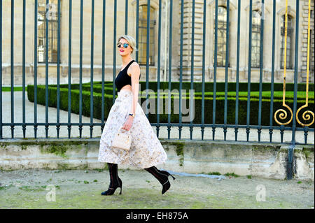 Mode-Blogger Sofie Valkiers, der fashionata.com, kommen für die Start-und Landebahn Dior show während der Paris Fashion Week - 6. März 2015 - Foto: Start-und Landebahn Manhattan/Celine Gaille /Mindesthonorar 50, - EUR/minimale Gebühr 50, - EUR/Picture Alliance Stockfoto