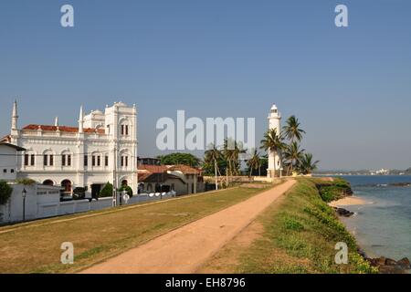 Leuchtturm und islamische Schule in Galle, Sri Lanka Stockfoto