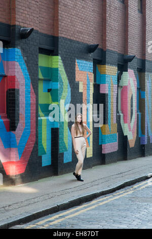 Mode-Shooting mit Grafitti-Kunst in Shorditch, Londoner, derzeit ein Ort der junge Hipster Kreativität. Stockfoto