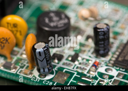 Nahaufnahme der elektronischen Platine mit Chips und Kondensatoren - geringe Schärfentiefe Stockfoto