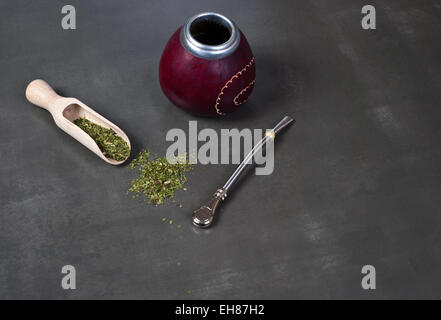 Kalebasse und Bombilla mit Yerba Mate auf grauem Hintergrund Stockfoto