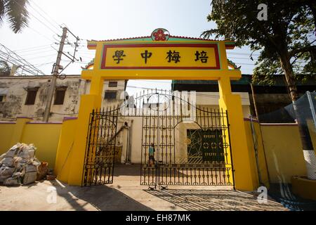 (150309)--KOLKATA, 9. März 2015 (Xinhua)--ein Mann geht hinter dem Tor neu lackiert von Pei Mai Chinesisch High School in Thangra von Kolkata, Westbengalen, Indien, 8. März 2015. Das Hotel liegt in der China Stadt Kolkata, Pei Mai Chinesisch High School gesagt um eines seiner Art in Indien werden für Chinesen im Ausland in der Stadt gezeichnet wird und wieder geöffnet werden. Die Schule wurde geschlossen wegen rückläufiger chinesische Bevölkerung vor einigen Jahren, aber aufgrund seiner reichen Geschichte und wichtige Rolle als Symbol der lokalen chinesischen kulturellen Kern, lokalen chinesischen Übersee und Consulate General of China in Kalkutta geplant t Stockfoto