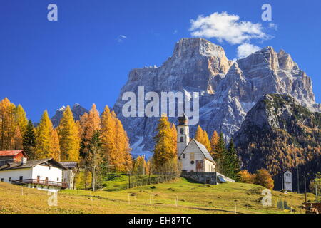 Die kleine Kirche von Selva di Cadore, in den Dolomiten, im Herbst mit den majestätischen Monte Pelmo im Hintergrund, Veneto, Italien Stockfoto