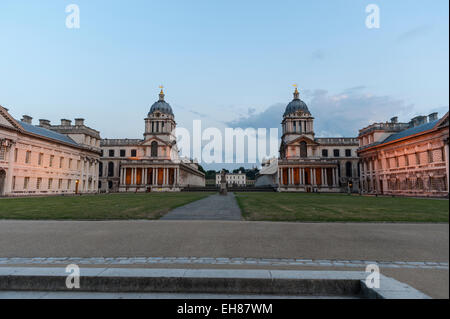 Das Royal Marine College in Greenwich at Sunset mit dem Queens House und dem Royal Observatory dahinter. Stockfoto