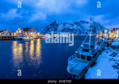 Die Lichter der Hafen von Henningsvær, das wichtigste in den Lofoten beleuchtet zur blauen Stunde, Lofoten Inseln, Norwegen Stockfoto