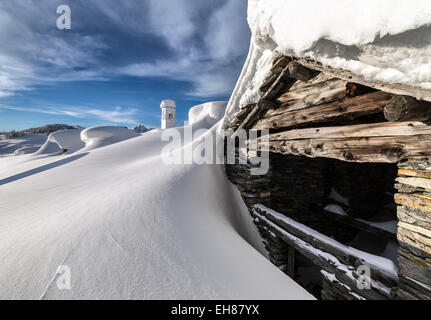 Eine Berghütte entstehende dicken Schnee nach einem Schneefall in der Alpe Scima, Valchiavenna, Lombardei, Italien, Europa Stockfoto