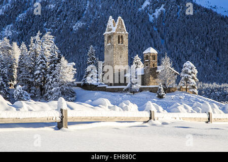 Kirche Saint Gian nach einem Schneefall im Engadin, Schweiz, Europa Stockfoto