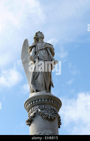 Engelsstatue auf einem Grab, Cristóbal Cementerio de Colón, Colon Friedhof, Aldecoa, Havana, Ciudad De La Habana, Kuba Stockfoto
