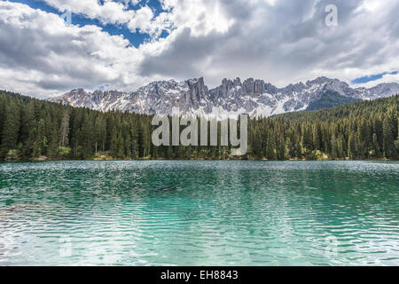 Nach wie vor tiefen Wasser der Karersee im Eggental in Südtirol, Trentinto-Alto Adige, Italien Stockfoto