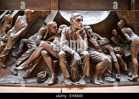 Paul-Tage sculpture'The treffen place'in Bronze mit 3d Bronze Plaketten am Fuß des Statue.St Pancras umgebaut Station, London, UK Stockfoto