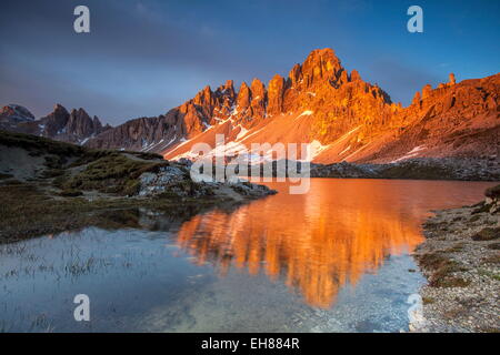 Sonnenaufgang am Mount Paterno und Seen Piani in den Dolomiten von Sexten, an der Grenze zwischen Venetien und Südtirol, Italien, Europa Stockfoto