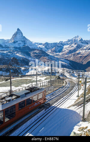 Ein Zug von Zermatt nähert sich der Gornergrat Station mit Blick auf die majestätische Form des Matterhorn, Wallis, Schweiz, Europa Stockfoto