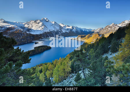 Silsersee, zwischen Maloja-Pass und Silvaplanersee, übersehen von mehreren Bergen über 3000 Meter, Graubünden, Schweiz Stockfoto