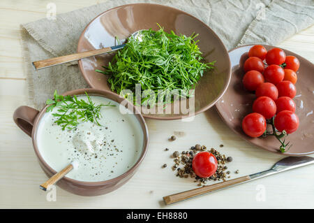 Brunnenkresse-Salat mit Cherry-Tomaten und saure Sahne. Aus natürlichen Bio-Lebensmittel-Serie Stockfoto