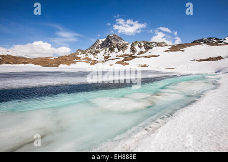 Der Frühling kommt und See Emet im Tal Spluga ist langsam auftauen, Lombardei, Italien, Europa Stockfoto