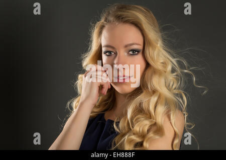 Junge Frau mit langen blonden Haaren, Porträt Stockfoto